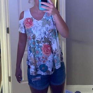 🎉🎉floral shoulder-cut, v-cut blouse!